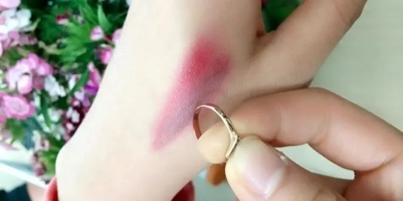 son môi chứa chì