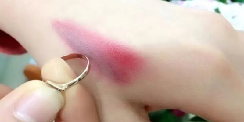 son môi chứa chì