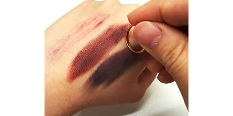 son môi chứa chì